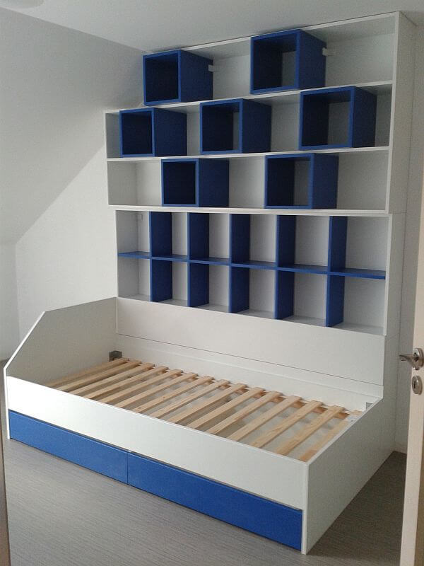 Dětská postel a policemi