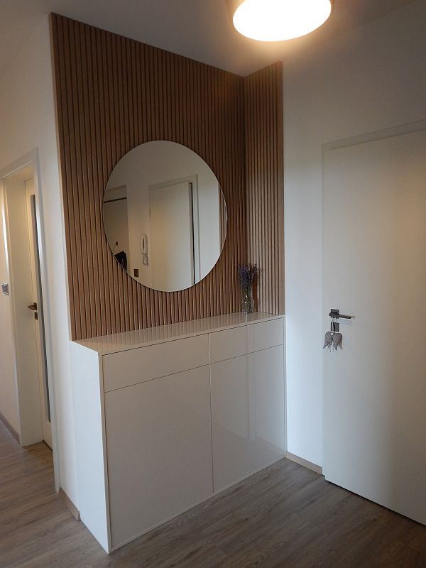 Skříňka se zrcadlem